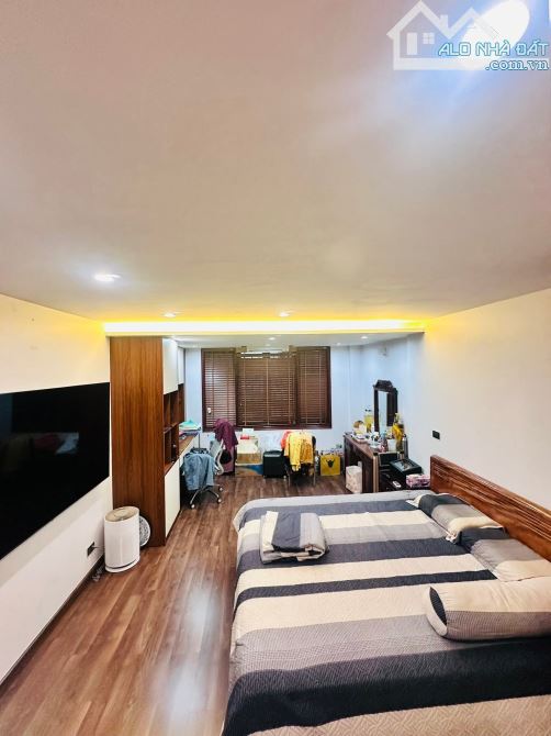 Nhà dân xây giữ gìn, full nội thất, 20m oto 89 Lạc Long Quân, sổ 40m2 dân trí. Giá 12 tỷ - 6