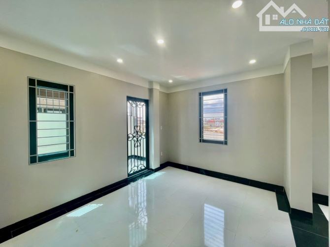 Cần bán căn nhà xây mới Dân lập - lê chân    Diện tích 43m xây đua văng 48m 4 tầng. 4ngủ, - 6