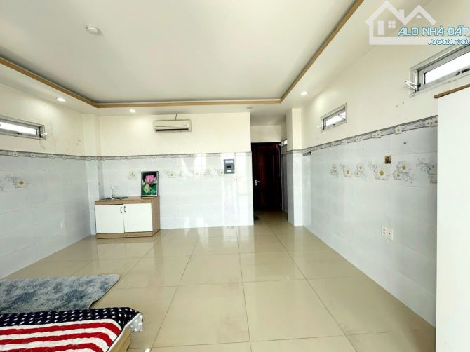 Bán tòa nhà CHDV 8 tầng mặt tiền Lê Văn Thọ, P.8, Gò Vấp dòng tiền 100tr/th 180m2 - Giá 31 - 6