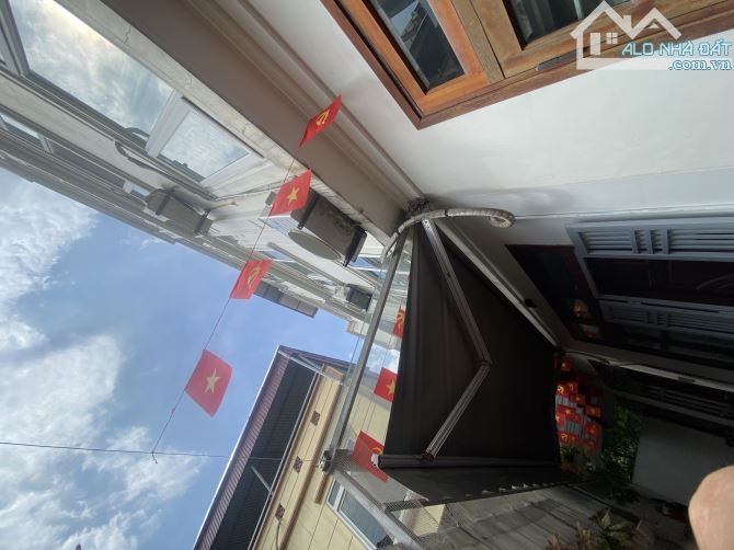 Bán nhà Hoa Lâm, Ô tô đỗ cổng, ngõ thông, nội thất đẹp-Chẵn 6 tỷ - 6