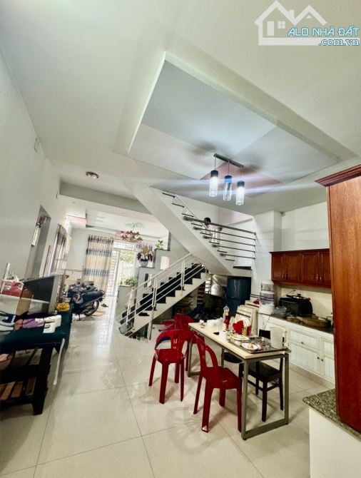 Gấp Bán nhà Hẻm Xe Hơi đường Tỉnh Lộ 10, 283m2 ( 6.3 x 40 NH 12m ) 3 TẦNG 4PN, Giáp Quận 6 - 7