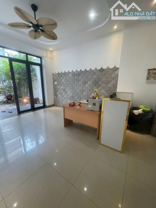 Cần Bán nhà hẻm 10m đường Hùng Vương,Lộc Thọ,Nha Trang gần Biển.Giá 19,9tỷ - 99m2- 3 tầng - 8