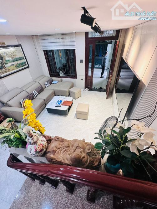 Nhà dân xây giữ gìn, full nội thất, 20m oto 89 Lạc Long Quân, sổ 40m2 dân trí. Giá 12 tỷ - 8