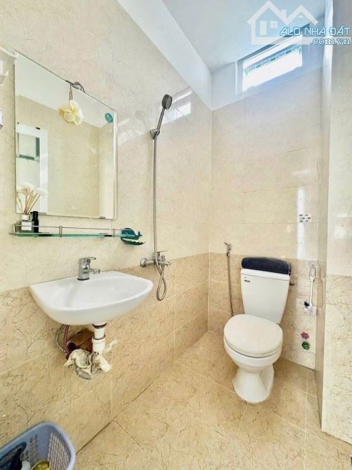 HẺM XE TẢI ĐẬU CỬA - 3 PHÒNG NGỦ - TẶNG TOÀN BỘ NỘI THẤT - 4 TẦNG - AN NINH - CHỈ NHỈNH 6T - 8