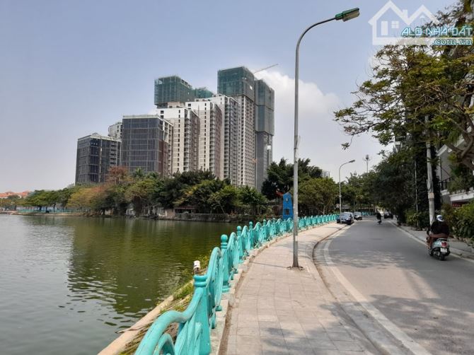 Mặt Phố Quảng Khánh, Tây Hồ lô góc 420m2, 2 Tầng, MT 18m, 285 Tỷ