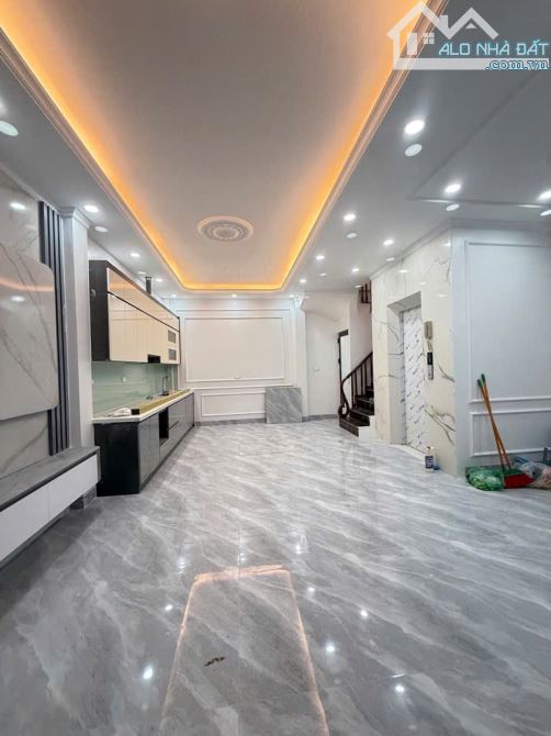 BÁN NHÀ MẶT NGÕ NGỌC HỒI, 1 NHÀ RA PHỐ, 6 TẦNG THANG MÁY MỚI TINH, SỔ VUÔNG BÁNH CHƯNG