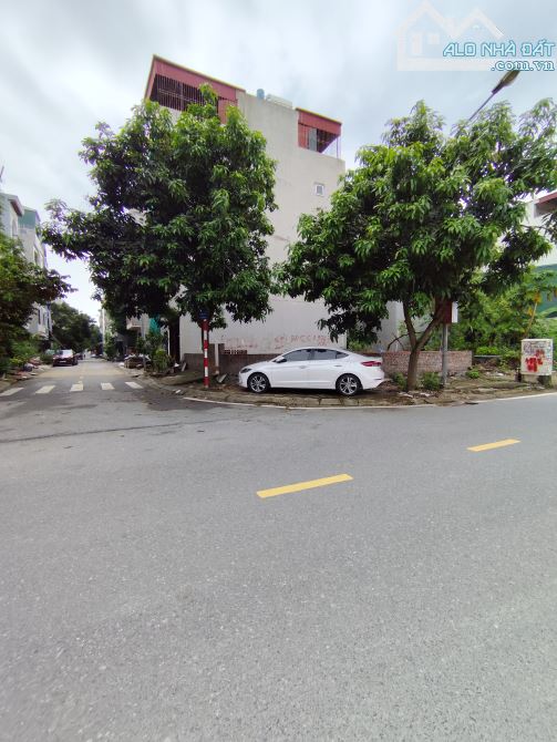 Bán đất phân lô tái định cư việt hưng 95m² ,mt 18m lô góc vỉa hè ôtô tránh giá 19,8 tỷ TL.