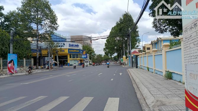 Giá 3,6 tỷ. Bán nhà 1 trệt 1 lầu gần Vincom P.Tân Mai Biên Hoà. Đường oto. 5x13m. SHR
