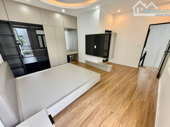 Bán nhà khu vực ba đình. Phố đội cấn. Diện tích 18/23mx4tang.mat tiền 3,5m.dài 3,1m.Tiện í