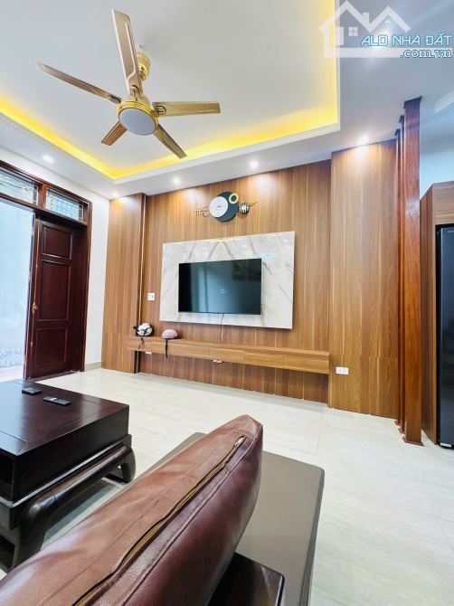 HOA LÂM-LONG BIÊN 31.8  m2X5T ,Ô TÔ ĐỖ CỔNG  GIÁ 6 TỶ XÍU CÓ THƯƠNG LƯỢNG Ở NGAY