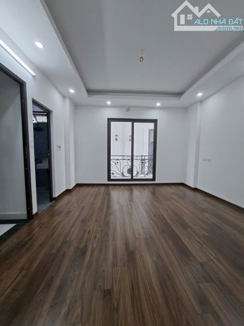 NHÀ ĐẸP BÁT KHỐI - Ô TÔ ĐỖ CỔNG - MỚI TINH 5 Tầng CHỈ HƠN 5 TỶ