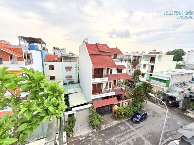 Gấp bán nhà Thủ Đức, giá 9.5 tỷ, 4 tầng, dt 80m2, gần Mt Tô Ngọc Vân.