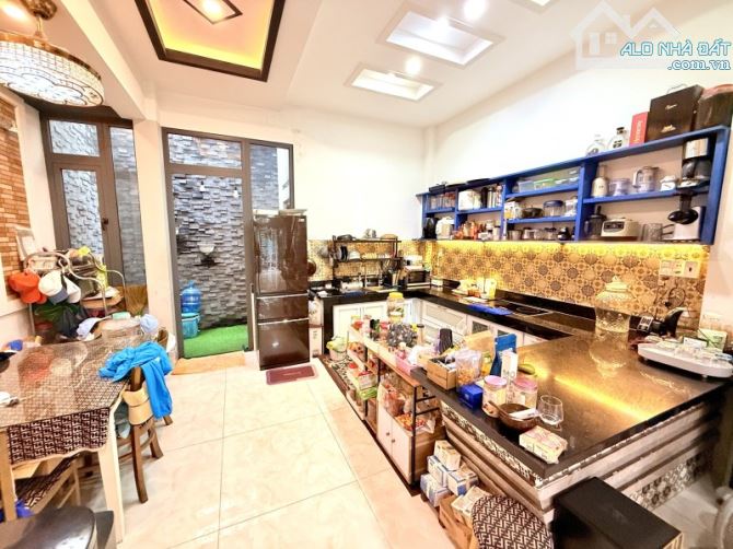 Gấp bán nhà Thủ Đức, giá 9.5 tỷ, gần Mt Tô Ngọc Vân, 4 tầng, dt 80m2.
