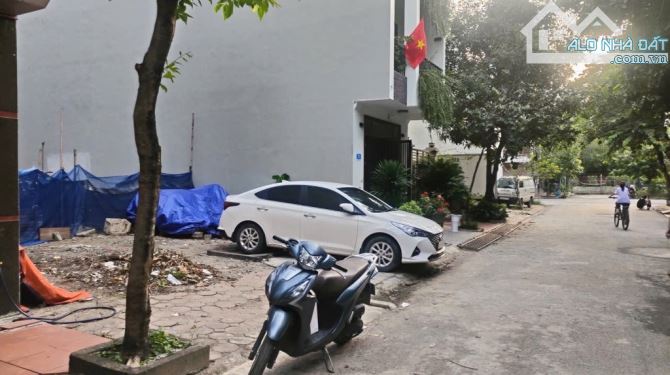 Bán đất phân lô Tu Hoàng (Nhổn ) Đường rộng 2 oto tránh .80 m2 giá 16.. Tỷ.
