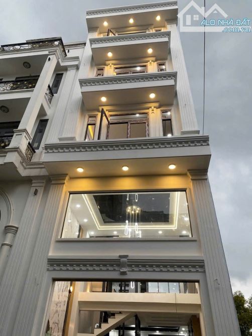 cần bán nhà đường hoàng quốc việt .quận 7. Dt: 5x12.5m ,5 tầng,giá:12ty980tr