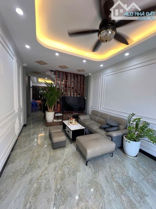 Bán Nhà Dương Quảng Hàm 40m,5 Tầng Nhà Mới , Ngõ Rộng 3,5 , Gần Sát Phố , Ngõ Thông