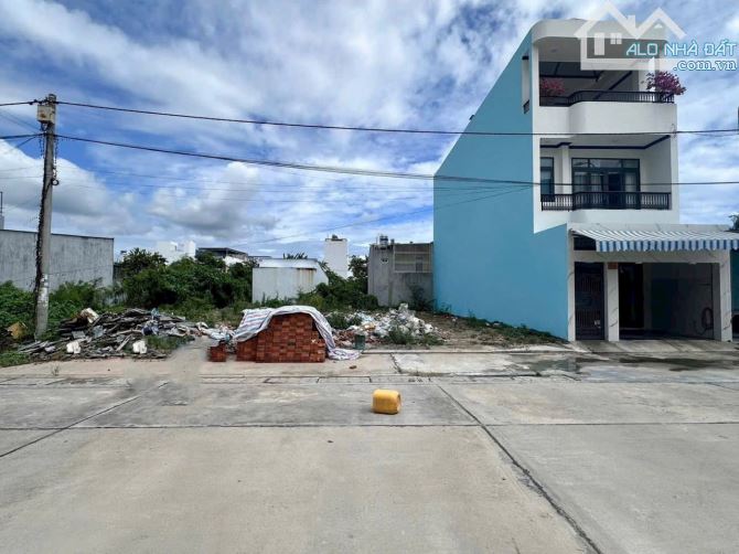 ĐẤT TĐC HÒN RỚ 2 NHÁNH SÔNG PHƯỜNG NAM NHA TRANG GIÁ 5 TỶ  -------- - DT: 100m2 ngang 5 dà