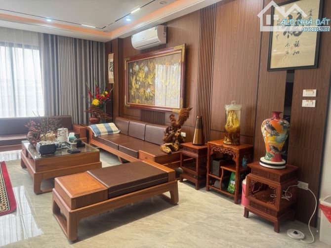 Phố Nguyễn Khắc Viện Giang Biên. Nhà PL 62M - MT5M chủ thiết kế tâm đắc full nội thất.