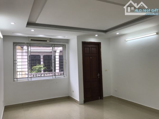 Cho thuê nhà Trần Quốc Hoàn – Cầu Giấy DT 55m x 4 tầng, chia phòng, ôtô giá 18tr/th