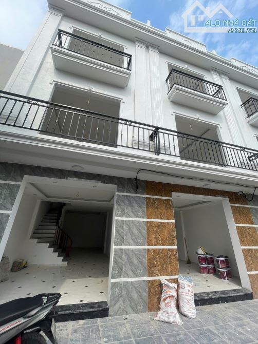 Nhà trong đê ngõ rất rộng, 41m2 xây 3,5 tầng mới cứng,vị trí cực đẹp, giá rẻ nhất trong đê