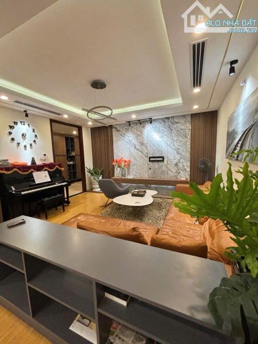 Nhà lô góc Trương Định, thông hai mặt ra ô tô tránh, ngõ rộng,  KCBT, 42m2, 6 tỷ 8