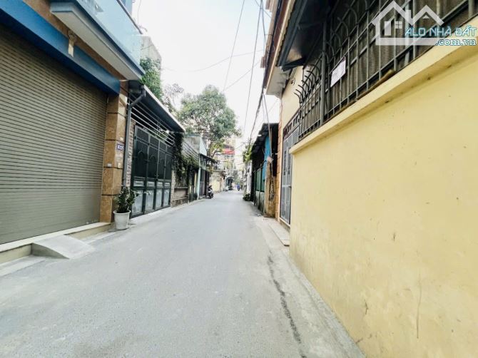 NHÀ XÂY MỚI 6TẦNG  THANG MÁY - GARA OTO - GIANG BIÊN