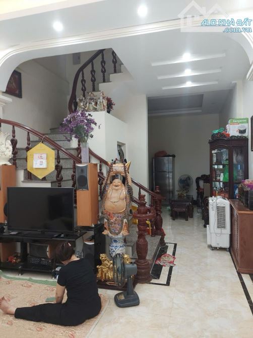 Cho Thuê nhà nguyên căn mặt ngõ 81 phố Trạm -55 m2 - 3 ngủ - ô tô