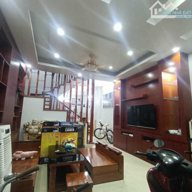 Nguyễn Hoàng Tôn , phân lô tổng cục 2, 40m2 hơn 11 tỷ, nội thất VIP, ô tô, sát phố