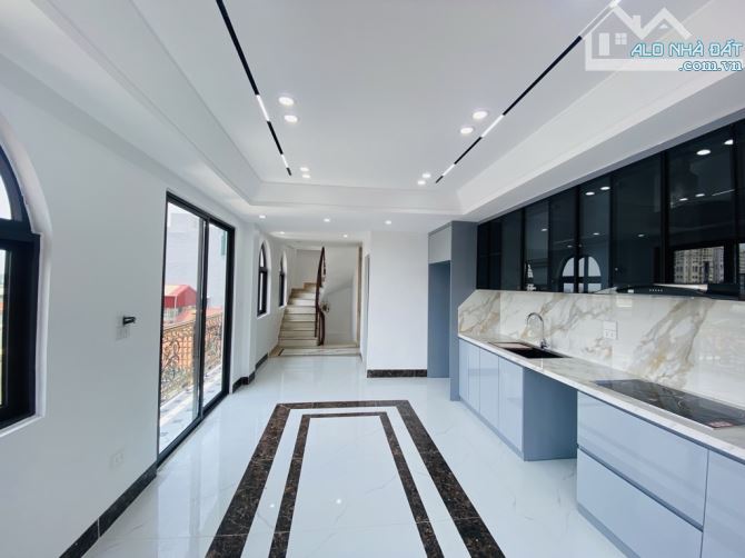Bán nhà Sài Đồng 42 m2, 7 tầng . Rao 14,8 tỉ