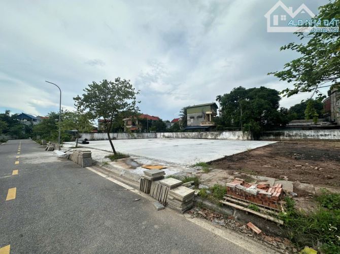 Đất phân lô vỉa hè - Như Quỳnh - 200M