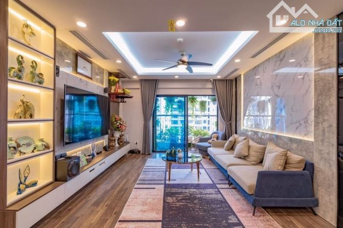 10m ra mặt phố không ngoặt, 5 tầng thang máy, lô góc Văn Cao DT42m2 giá 10.2 tỷ