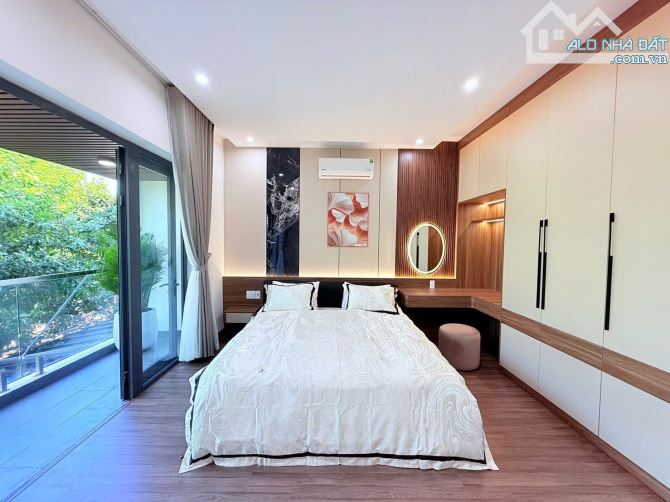 Nhà 3 tầng mặt tiền Cần Giuộc , DT:90m , ngang 5m . Nhà mới đẹp full nội thất