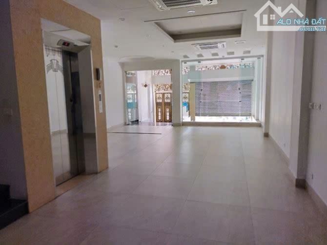 Cho thuê nhà nguyên căn Việt Hưng, Long Biên - Ô tô tránh, Vỉa hè, Có thang máy