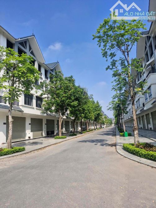 Chính chủ nhờ biệt thự Văn Quán, Dân xây nở hậu, Mặt tiền quyền lực, Ô tô 7 chỗ vào nhà