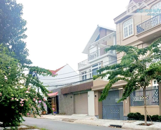 BIỆT THỰ 2 TẦNG, MẶT TIỀN - GẦN NGÃ 4 BÌNH THÁI ĐỖ XUÂN HỢP, Q.9