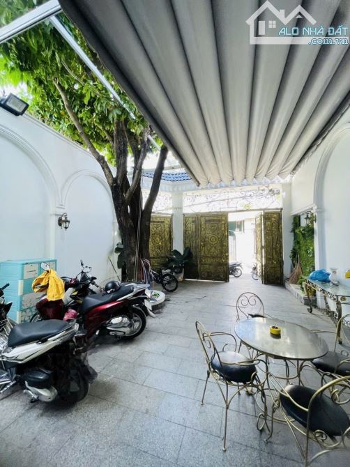 BIỆT THỰ 3 TẦNG, MẶT TIỀN SỐ - NGUYỄN THỊ ĐỊNH, QUẬN 2