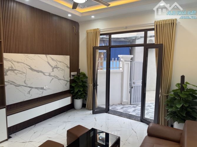 bán căn nhà Ngã Ba Lạc Thị Ngọc Hồi 61m-5 tầng, ô chờ thang máy chỉ == hơn 6 đồng