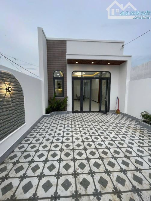 Bán gấp căn nhà Trung Chánh Hóc môn , gần 100m2 giá 1 tỷ 1 , sổ hồng riêng công chứng ngay