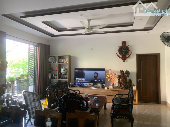 Nhà lô góc trục thông dài sát trường ĐH Ngoại ngữ, Kiến trúc, Đông Á - ngang 18m