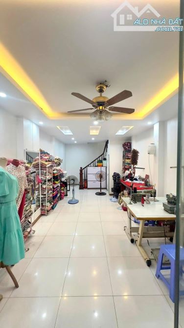 Bán nhà Xuân Thuỷ,Cầu Giấy - 45m2 - vị trí VIP,gần oto - full nội thất - giá tốt : 10,4 tỷ