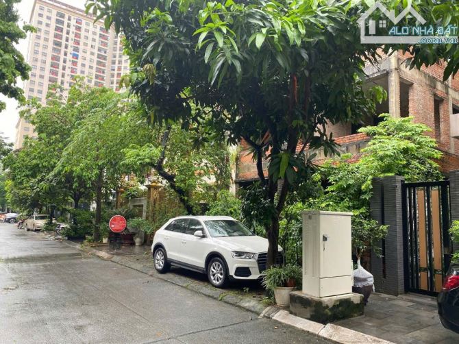 Bán nhà biệt thự Dự án C37 Bộ Công An - Bắc hà. DT 145m x 3,5 tầng. MT 9m. Giá 49 tỷ.
