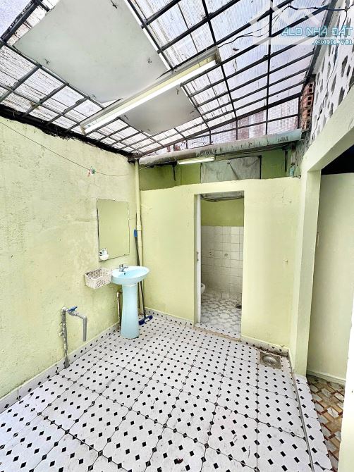 hẻm xe hơi đường Nguyễn Đình Chiểu, Quận 3, 5,7x12m, cấp 4, 10,5 tỷ thương lượng