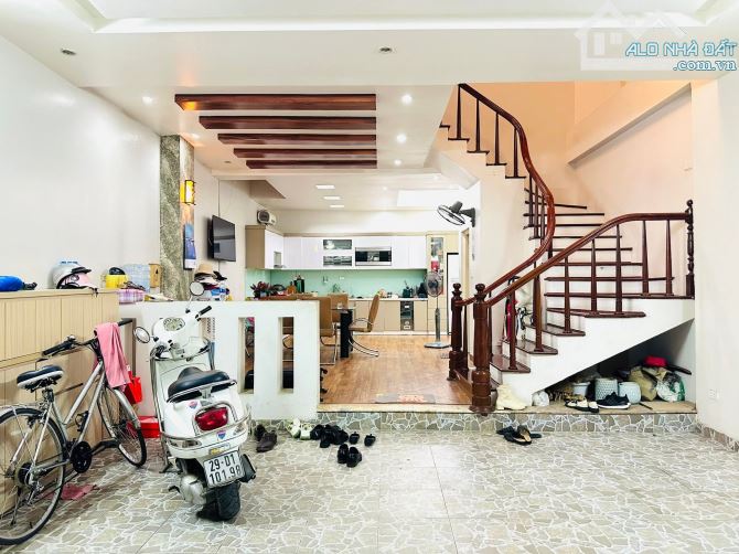 Bán nhà phân lô Lạc Trung,80m x 6 tầng giá 24 tỷ,gara ô tô,dân trí cao,nhà đẹp ở ngay