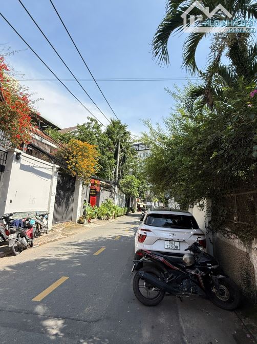 Bán nhà 3 tầng, sân vườn, H. Đông Nam. DT 15x20 CN 280m2 đường Trần Não, An Khánh, Q2. Giá