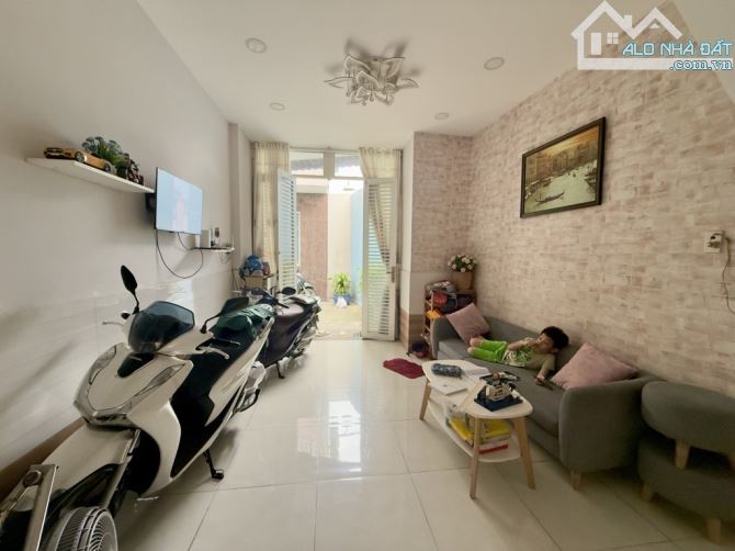 Bán gấp nhà đẹp ở ngay Phạm Thế Hiển, hẻm an Ninh cao ráo, 52m2, SHR, HCĐ, chỉ 5.05 tỷ.