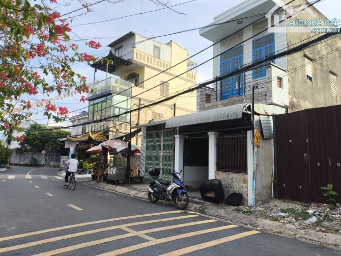 VIP SÁT CHỢ HÓC MÔN NHÀ 2 TẦNG MẶT TIỀN ĐƯỜNG NHỰA 8M KD CỰC SẦM  GIÁ 3,5T