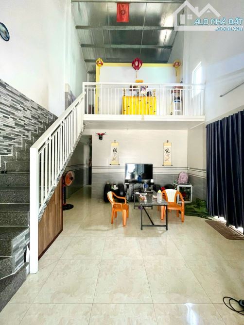 Bán nhà gác lửng kẹp đường luồng 4m sát công viên