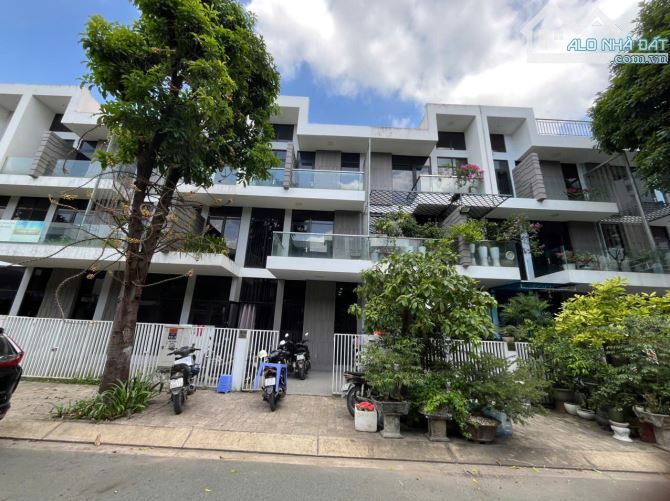 Bán nhà khu compound Nguyễn Thị Định, Cát Lái, Quận 2. DT 5.2 x 16m. 3tầng. Giá bán 8.1 tỷ