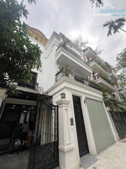 Gấp! Bán Biệt thự SL VINHOMES RIVERSIDE- 220Mx5 tầng- lưng giáp sông. 99ty