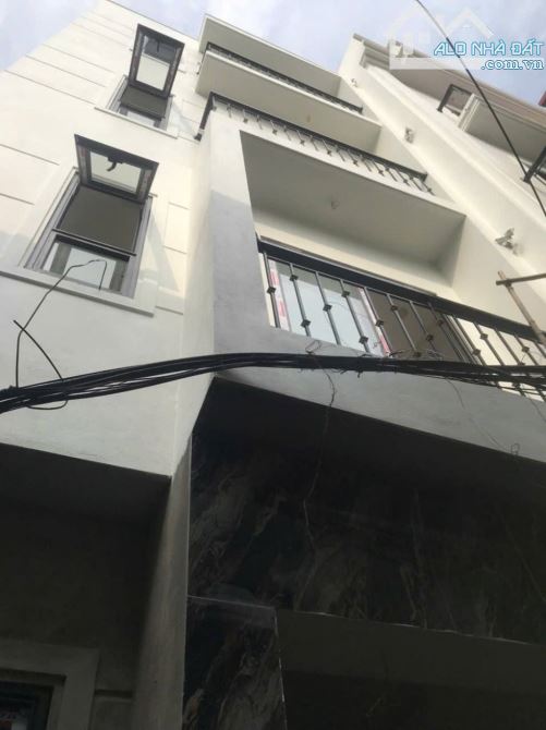 6 TỶ HƠN . BA GÁC ĐỖ CỬA . GẦN Ô TÔ . GẦN TRƯỜNG MẦM NON ,CẤP 1,2,3 . PHỐ MINH KHAI .  33M